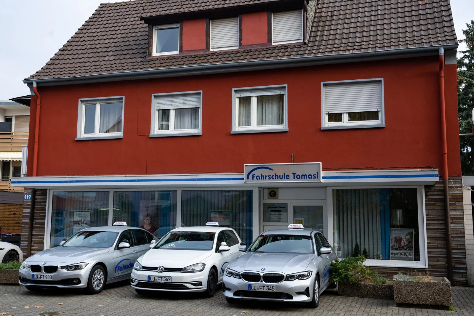 Fahrschulautos der Fahrschule Tamasi vor der Hauptstelle in Oppau