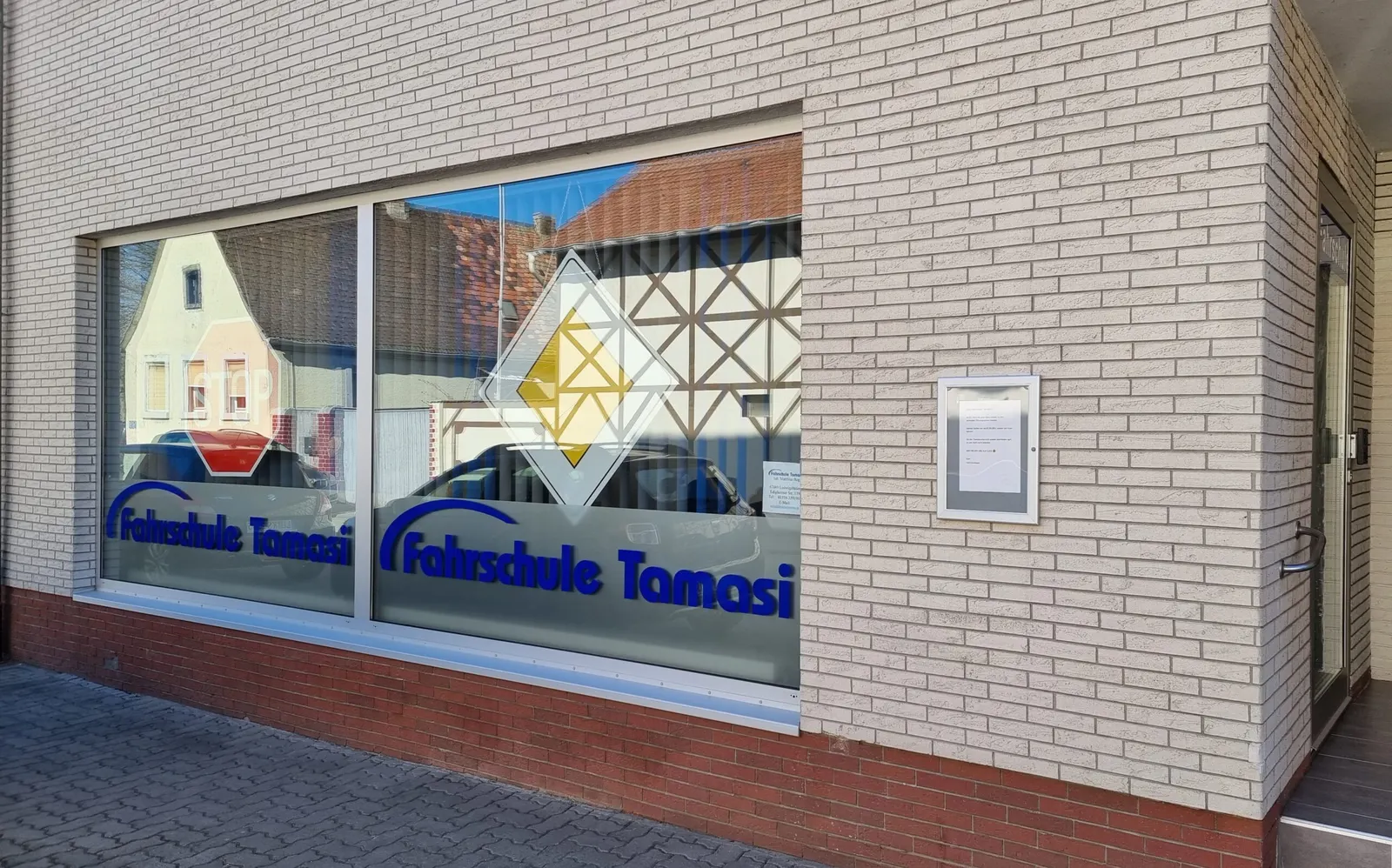 Außenansicht der Zweigstelle der Fahrschule Tamasi in Frankenthal-Mörsch
