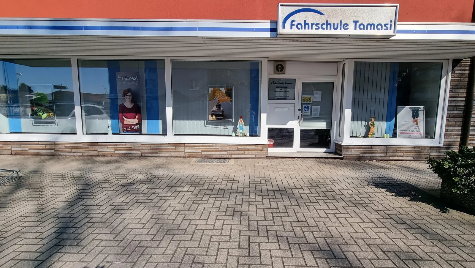 Außenansicht der Hauptstelle der Fahrschule Tamasi in Ludwigshafen-Oppau